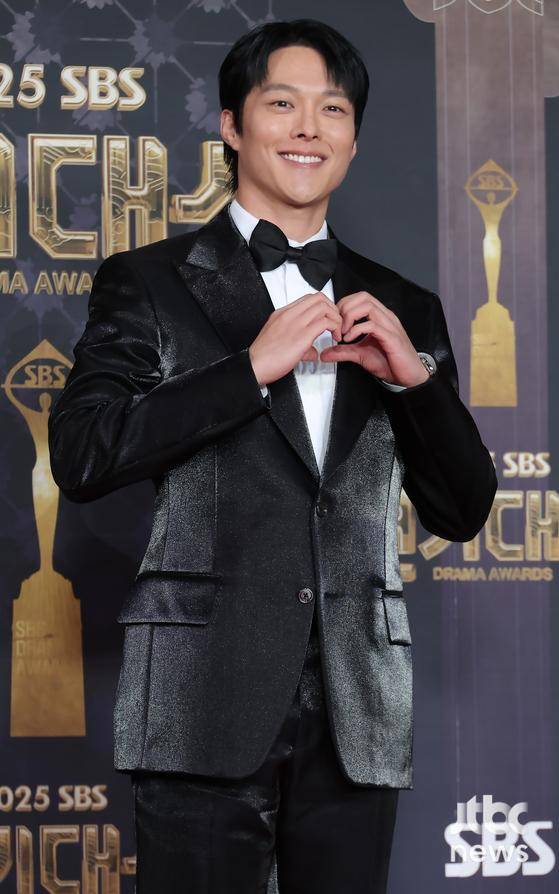 31일 오후 서울 마포구 상암동 SBS에서 'SBS 연기대상' 레드카펫 행사가 열렸다. 배우 장기용이 참석해 포토타임을 갖고 있다. 박세완 엔터뉴스팀 기자 park.sewan@jtbc.co.kr