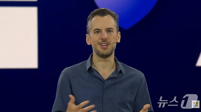 마이크 크리거 앤트로픽 최고제품책임자(CPO)가 마이크로소프트 이그나이트 2025에 등장해 발언하고 있다. 지난해 이그나이트 행사에 샘 올트먼 오픈AI CEO를 비롯해 오픈AI 관계자는 등장하지 않았다.(마이크로소프트 공식 유튜브 영상 갈무리)