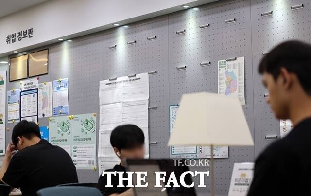 원하는 직업도, 준비 기간도 제각각이지만 쉬었음 청년들은 모두 취업이 어렵다고 입을 모은다. 복잡하고 긴 채용 절차는 물론, 불투명한 기준 등으로 취업을 준비하는 20~30대 청년들은 새해에도 어려움을 호소하고 있다. /뉴시스