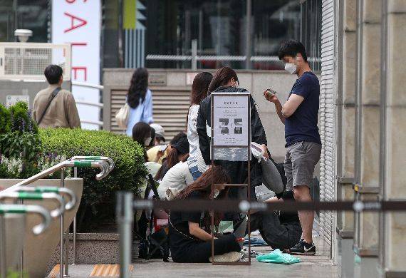 서울 한 대형백화점 명품관 앞에서 시민들이 명품관 개점을 기다리고 있다. 강진형 기자