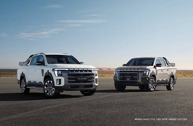 KG모빌리티 차세대 픽업 '무쏘'(오른쪽)와 전면 디자인을 차별화한 '무쏘 그랜드 스타일'(왼쪽)./KG모빌리티 제공