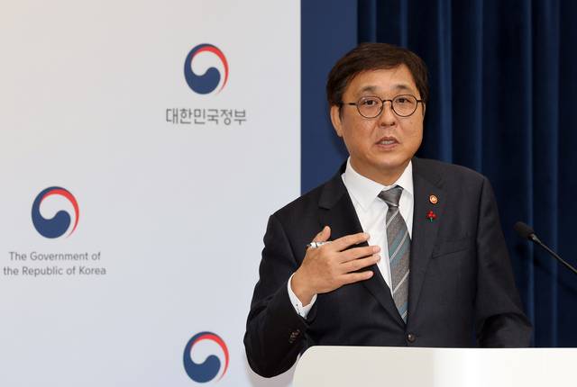 최휘영 문화체육관광부 장관이 지난달 16일 정부세종청사 민원동 공용브리핑실에서 2026년 주요 정책 추진계획에 관해 설명하고 있다. 연합뉴스