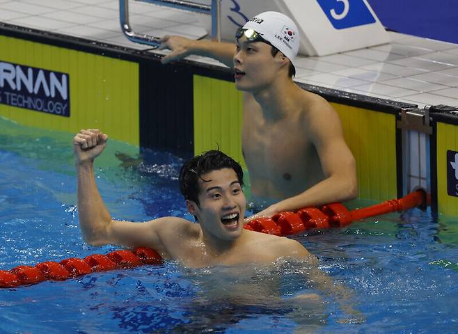 황선우가 2023년 중국 항저우 아시안게임 자유형 200m 결선에서 우승한 뒤 3위로 들어온 이호준과 기뻐하고 있다. 항저우/윤운식 선임기자 yws@hani.co.kr