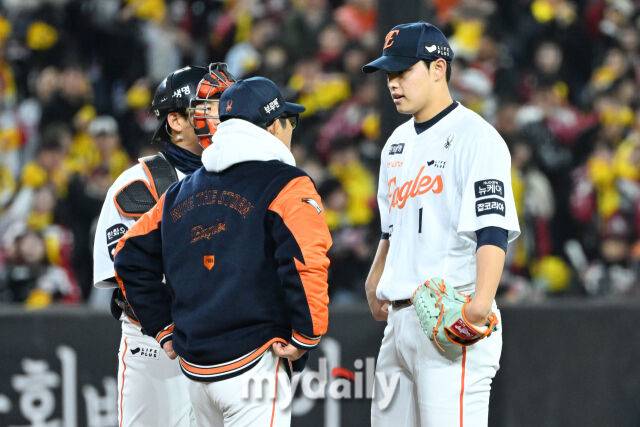 31일 대전 한화생명 볼파크 야구장에서 열린 '2025 신한 SOL 뱅크 KBO 한국시리즈 5차전' LG 트윈스와 한화 이글스 경기. 양상문 코치가 그라운드를 방문해 선발 문동주와 이야기를 나누고 있다./마이데일리