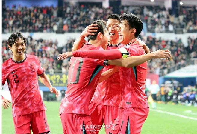 대표팀 주장 손흥민이 지난해 11월 14일 대전월드컵경기장에서 열린 대한민국축구대표팀과 볼리비아(FIFA 랭킹 76위)와의 친선경기에서 후반전 초반 프리킥을 성공시킨 뒤 기뻐하고 있다. /사진=강영조 선임기자