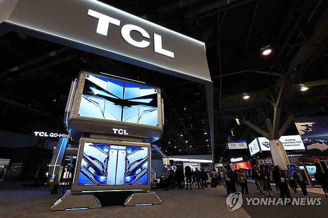 TCL 전시관 대형 로봇 (라스베이거스=연합뉴스) 신현우 기자 = 세계 최대 가전·정보기술(IT) 전시회 CES 2025 개막 첫날인 7일(현지시간) 미국 네바다주 라스베이거스 컨벤션센터 센트럴홀 TCL 전시관에 대형 로봇이 전시돼 있다. 2025.1.8 nowwego@yna.co.kr