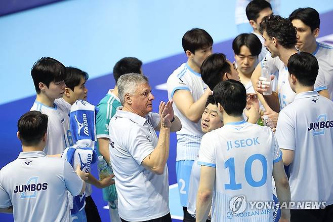 작전 지시하는 대한항공 헤난 감독 (인천=연합뉴스) 류영석 기자 = 16일 인천계양체육관에서 열린 프로배구 2025-2026 V리그 대한항공과 현대캐피탈의 경기.
대한항공 헤난 달 조토 감독이 작전을 지시하고 있다. 2025.12.16 ondol@yna.co.kr