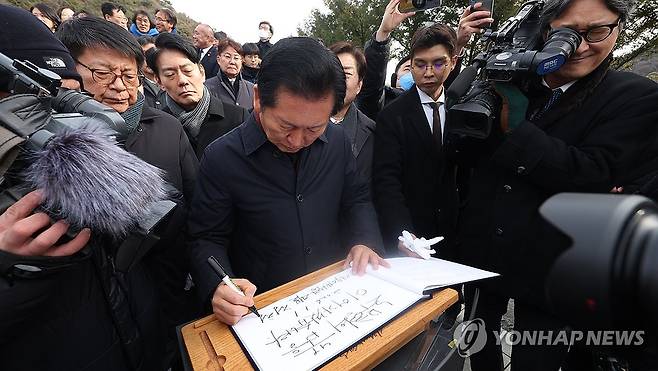 정청래 대표 방명록 (김해=연합뉴스) 김동민 기자 = 더불어민주당 정청래 대표가 1일 경남 김해시 진영읍 봉하마을 노무현 전 대통령 묘역을 참배 후 방명록을 작성하고 있다. 2026.1.1 image@yna.co.kr