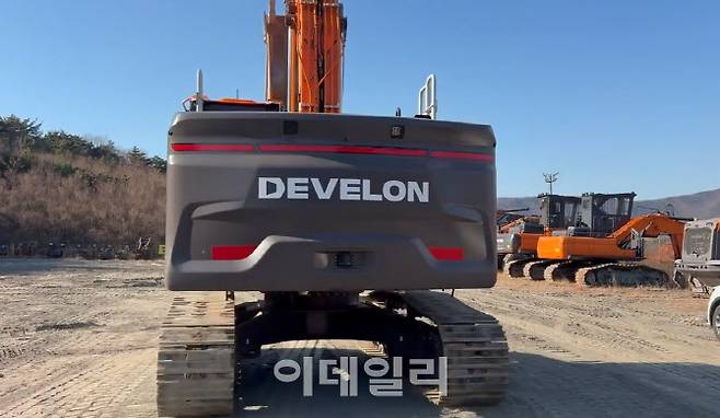 지난달 4일 방문한 HD건설기계의 충남 보령 성능시험장. HD건설기계의 24톤(t)급 디벨론 중형 굴착기(DX240)가 후진하는 가운데, 사람을 인식하고 스스로 정지하는 E-STOP 기능을 시험하고 있다.(사진=이데일리 김성진 기자.)