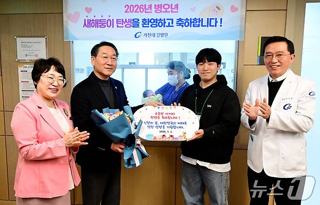 붉은 말띠 해, 첫 출산을 축하하고자 유정복 인천광역시장(왼쪽에서 두 번째)이 가천대 길병원 여성전문센터 신생아실을 찾았다. 김우경 가천대 길병원장(오른쪽)과 이금숙 간호본부장(왼쪽 첫 번째) 등도 함께 축하인사를 전했다. 이들은 아버지 박귀환씨(왼쪽에서 세 번째)를 만나 아기의 건강한 성장을 위한 덕담을 건넸다.(가천대 길병원, 인천광역시 제공)