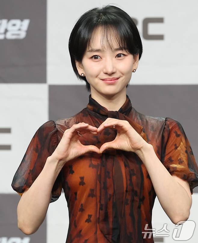 배우 원진아가 2일 오후 서울 마포구 MBC 상암 신사옥에서 진행된 MBC 새 금토드라마 ‘판사 이한영’(극본 김광민/연출 이재진, 박미연) 제작발표회에서 포즈를 취하고 있다. ‘판사 이한영’은 거대 로펌의 노예로 살다가 10년 전으로 회귀한 적폐 판사 이한영이 새로운 선택으로 거악을 응징하는 정의 구현 회귀 드라마다. 2026.1.2/뉴스1 ⓒ News1 권현진 기자