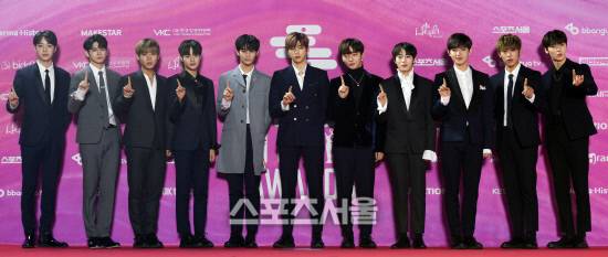 워너원이 2019년 1월 15일 서울 고척 스카이돔에서 열린 ‘제28회 하이원 서울가요대상’ 시상식 레드카펫 행사에서 포즈를 취하고 있다. 스포츠서울DB