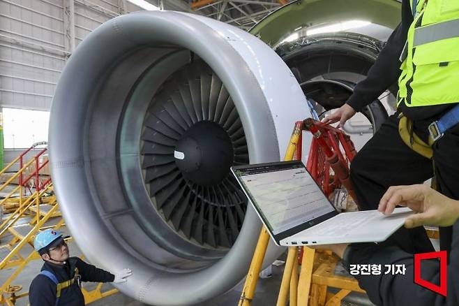 지난달 9일 인천 중구 대한항공 정비고에서 대한항공 예지정비팀과 정비사가 A330항공기 엔진 흡입구에 장착된 온도 센서를 점검하고 있다. 강진형 기자
