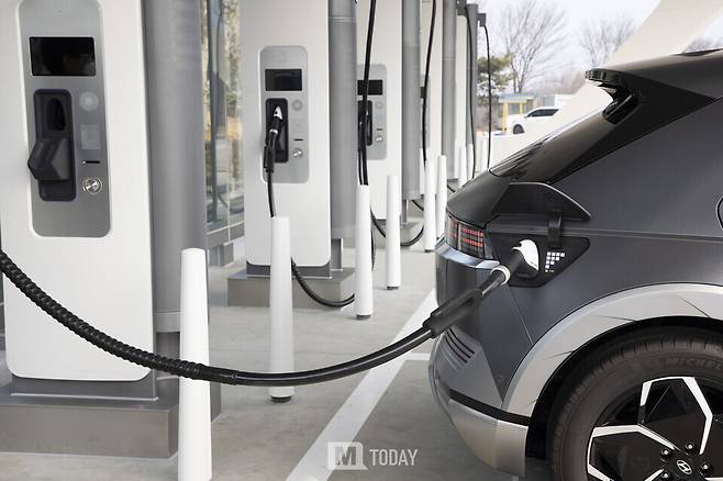 올해부터 기존 엔진차 등 내연기관 차량을 매각 또는 폐차하고 전기차로 전환하면 보조금 100만 원을 더 지급한다.