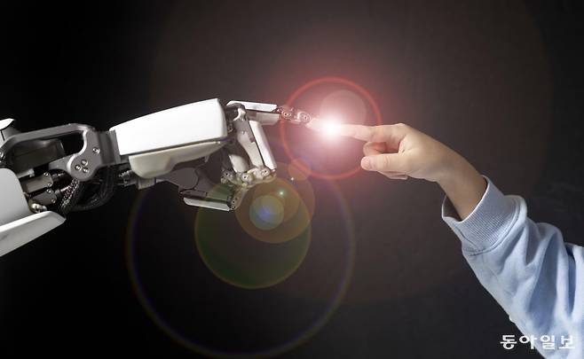 천안에 있는 로봇 이노베이션 허브에서 송유진 어린이와 위로보틱스의 휴머노이드 로봇 ALLEX(알렉스)가 포즈를 취하고 있다. 포토샵 렌즈 플레어 효과 적용. 천안=송은석 기자 silverstone@donga.com