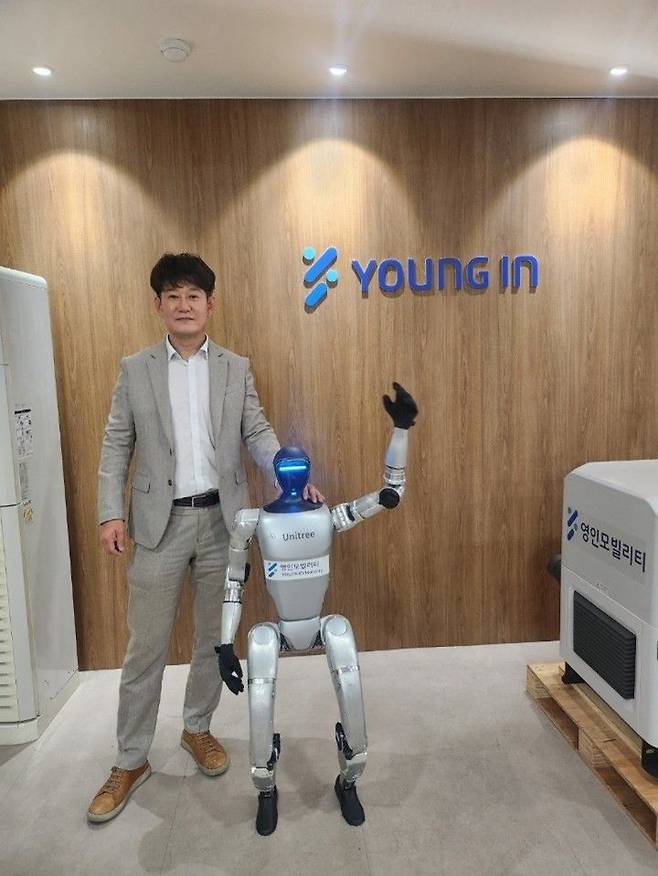 권용식 영인모빌리티 대표이사가 유니트리 휴머노이드 로봇과 함께 기념촬영하고 있는 모습. 영인모빌리티 제공