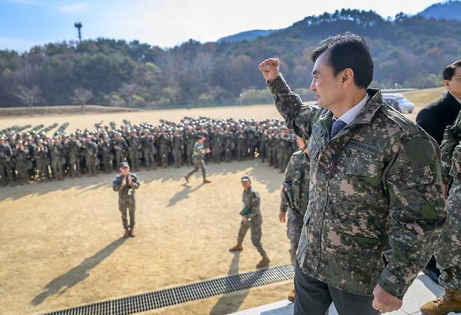 안규백 국방부 장관이 지난달 20일 제35사단 신병교육대대를 방문해 장병들을 격려하고 있다. 국방부 제공