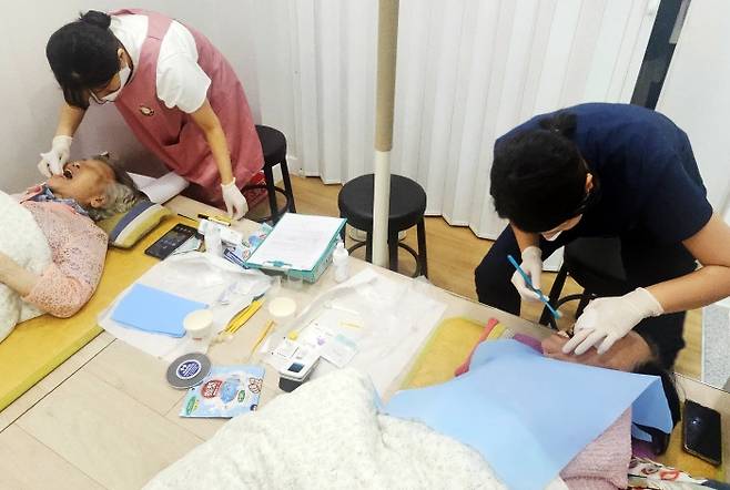 방문 구강진료 모습. 노원구 제공