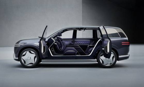 제네시스 GV90 콘셉트카 모습. 차량 뒷좌석이 '코치도어'가 달려 있는데 양산차에도 옵션으로 제공될 것으로 보인다. 사진 제네시스