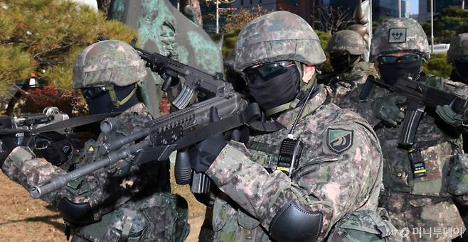 강원도 양구군에 위치한 모 사단이 오는 5일부터 위병소에서 삼단봉만을 활용해 경계근무하라는 지침을 내린 것으로 확인돼 논란이 예상된다. 사진은 지난해 11월18일 육군 장병들이 테러 발생 상황을 가정해 통합방호훈련을 실시하고 있다. / 사진=뉴스1