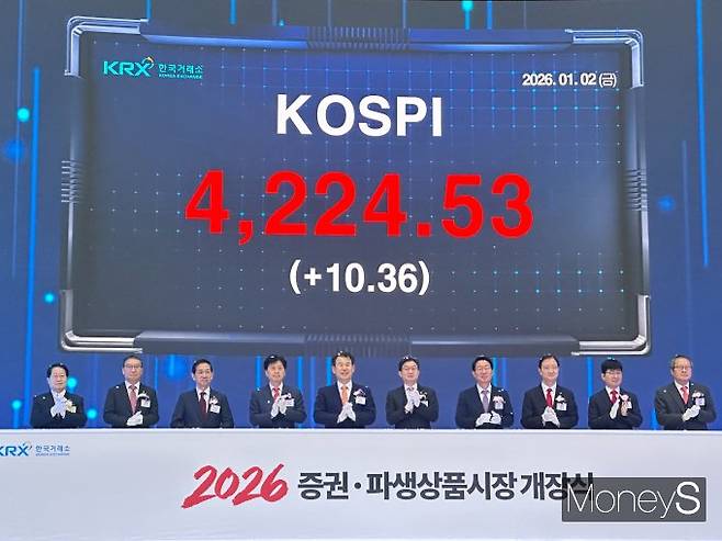 한국거래소가 2일 2026년 증시 첫 개장을 앞두고 개장식을 열었다. 사진은 이날 한국거래소 개장식에서 개장시황이 표시되고 있는 모습. /사진=이동영 기자