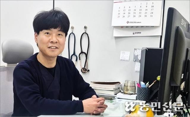 최용준 소아청소년과 전문의가 전남 곡성군 보건의료원에서 농촌 의료현실에 대해 이야기하고 있다.