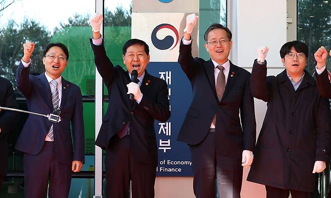 구윤철 부총리 겸 재정경제부 장관이 2일 세종시 정부세종청사 중앙동에서 열린 재경부 현판제막식에서 "재경부 출발!"을 외치고 있다. 뉴시스