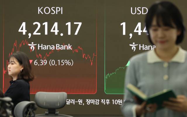 2025년 증시 폐장일인 30일 오후 서울 중구 하나은행 딜링룸 모니터에 코스피, 코스닥 종가가 표시되고 있다. 이날 코스피는 전장보다 6.39포인트(0.15%) 내린 4,214.17로 거래를 마감했다. 연합뉴스