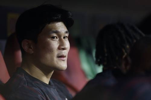 23일 클뤼프 브뤼허 KV와 경기 벤치에 앉아있는 김민재. 로이터연합뉴스