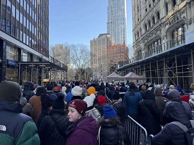 맘다니 취임행사 입장하는 뉴욕커들 (뉴욕=연합뉴스) 이지헌 특파원 = 1일(현지시간) 미국 뉴욕 뉴욕시청 인근에서 조란 맘다니 취임 축하행사장 입장을 위해 뉴욕시민들이 대기하고 있다. 2026.1.1 pan@yna.co.kr