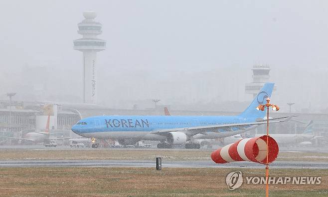 눈보라 치는 제주공항 (제주=연합뉴스) 박지호 기자 = 제주도에 대설과 강풍, 풍랑특보가 내려진 2일 오전 제주국제공항 활주로에 눈보라가 치고 있다. 2026.1.2 jihopark@yna.co.kr