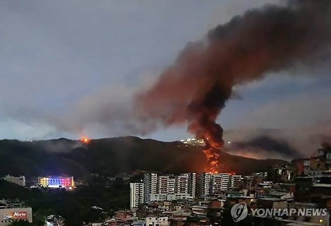 미국이 전격적으로 베네수엘라에 대한 폭격과 지상 작전 등 군사작전을 시작한 3일 수도 카라카스에서 폭발이 발생하고 있다. 푸에르테 티우나 군사단지에서 불길이 치솟고 있다. 연합뉴스