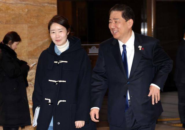 김병기 더불어민주당 의원과 강선우 의원이 지난달 24일 국회에서 열린 제430회국회(임시회) 제2차 본회의를 마치고 밖으로 나오고 있다. 뉴시스
