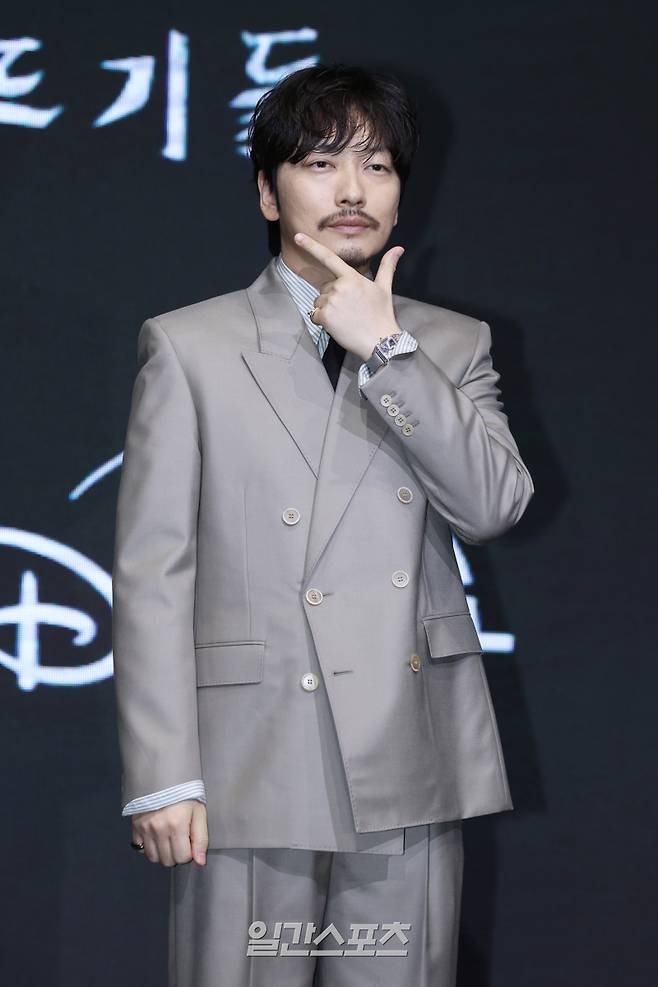 배우 이동휘가 8일 오전 서울 영등포구 콘래드호텔에서 열린 디즈니+ 오리지널 시리즈 '파인: 촌뜨기들' 제작발표회에 참석해 포토타임을 갖고 있다. 서병수 기자 qudtn@edaily.co.kr /2025.07.08/