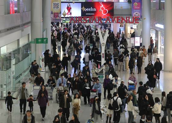 크리스마스를 앞둔 23일 인천국제공항 1터미널 출국장이 인파로 붐비고 있다. 연합뉴스