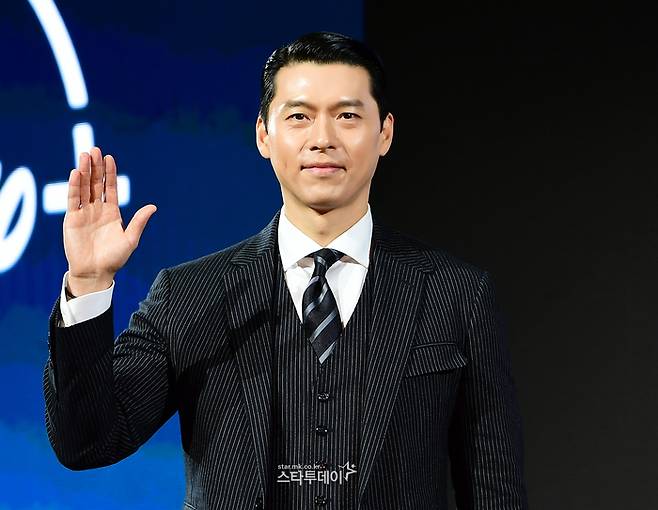 배우 현빈이 15일 열린 디즈니플러스 오리지널 ‘메이드 인 코리아’ 제작발표회에서 포즈를 취하고 있다. <강영국 기자>