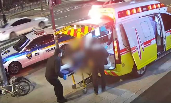 지난달 31일 오후 서울 광진구 화양동의 한 대로변에서 약물 운전을 해 사고를 낸 30대 여성이 이송되는 모습. MBN 보도화면 캡처