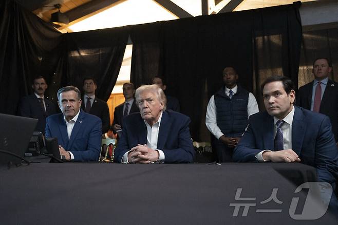 3일(현지시간) 미국 플로리다주 팜비치의 마러라고 클럽에서 존 랫클리프 중앙정보국(CIA) 국장(왼쪽), 도널드 트럼프 미국 대통령(가운데), 마코 루비오 국무장관이 니콜라스 마두로 베네수엘라 대통령을 체포하기 위한 미군 작전의 원격 중계를 시청하고 있다. 2026.01.03. ⓒ AFP=뉴스1 ⓒ News1 이정환 기자