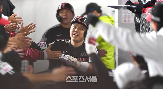 LG 박동원이 30일 대전 한화생명볼파크에서 열린 2025 KBO 한국시리즈 4차전 한화와 경기 9회초 무사1루 중월홈런을 날린 후 환호하고 있다. 대전 | 최승섭기자 thunder@sportsseoul.com