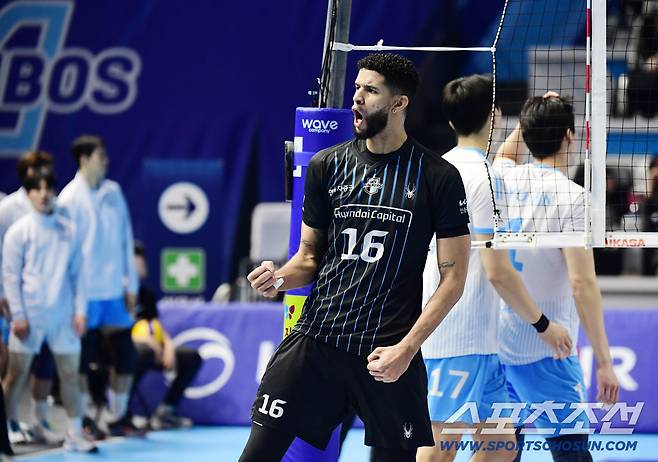 4일 인천 계양체육관에서 열린 V리그 남자부 대한항공과 현대캐피탈의 경기. 득점 후 주먹을 쥐어보이는 현대캐피탈 레오. 인천=송정헌 기자songs@sportschosun.com/2026.01.4/