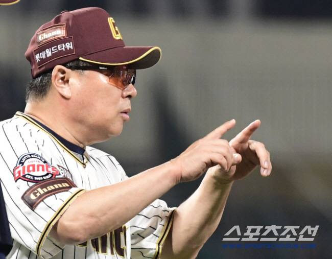 25일 울산 문수야구장에서 열린 KBO리그 롯데와 LG의 경기. 3회말 심판 판정에 잠시 어필하고 있는 롯데 김태형 감독. 울산=송정헌 기자songs@sportschosun.com/2025.09.25/