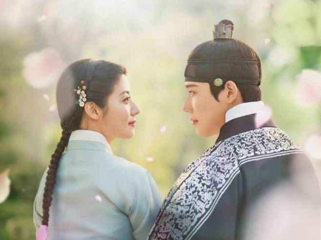 KBS2 ‘은애하는 도적님아’ 2회에서는 입술을 훔치고 달아난 남지현을 잡기 위한 문상민의 끈질긴 추격이 시작된다. 의적 활동 중 정체를 들킬 위기에 처한 남지현은 이열의 수사망을 피해 고군분투한다. 남지현을 돕는 소꿉친구 김무준의 등장으로 삼각 로맨스의 서막이 오를 예정이다.