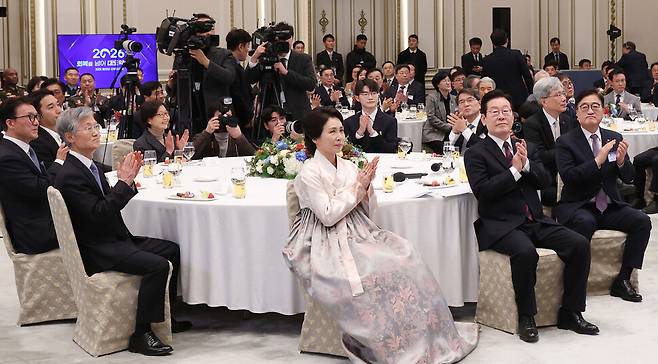 이재명 대통령이 1월 2일 서울 청와대 영빈관에서 열린 2026년 신년 인사회에서 박수치고 있다. 청와대사진기자단