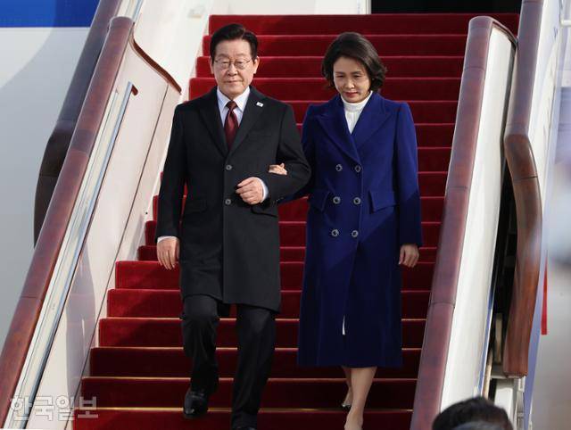 중국을 국빈 방문한 이재명 대통령과 김혜경 여사가 4일 베이징 서우두공항에 도착해 공군 1호기에서 내리고 있다. 베이징=뉴시스