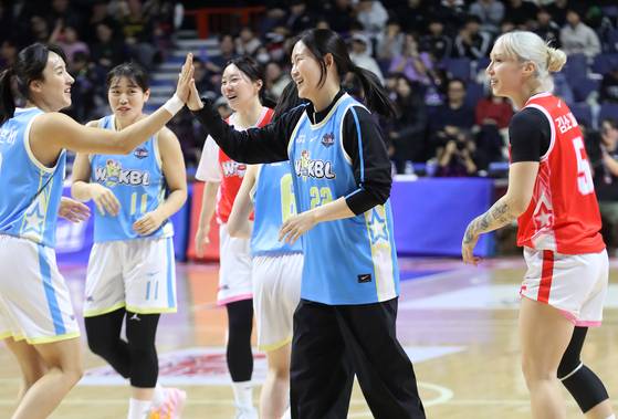 선수로 출전한 박정은 BNK 감독(가운데)이 우리은행 에이스 김단비(왼쪽)와 하이파이브하고 있다. 뉴스1