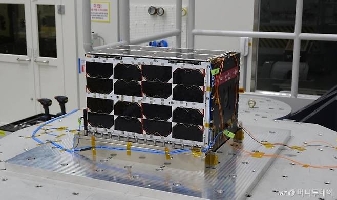 NASA 아르테미스 2호에 탑재돼 발사될 큐브위성(K-RadCube). 우주항공청은 지난해 5월 NASA와 큐브위성 ‘K-RadCube’를 2026년 아르테미스 2호에 공동 탑재하기 위한 이행약정을 체결했다. 위성은 우주 방사선 측정을 통해 향후 유인 우주임무 상의 피폭 위험 수준을 살피게 되며, 수집된 데이터는 국제적으로 공개된다. /사진=우주항공청