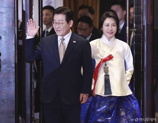 (베이징(중국)=뉴스1) 허경 기자 = 중국을 국빈 방문 중인 이재명 대통령과 김혜경 여사가 4일 베이징 한 호텔에서 열린 재중 한국인 간담회에 입장하고 있다. 2026.1.4/뉴스1 Copyright (C) 뉴스1. All rights reserved. 무단 전재 및 재배포, AI학습 이용 금지. /사진=(베이징(중국)=뉴스1) 허경 기자