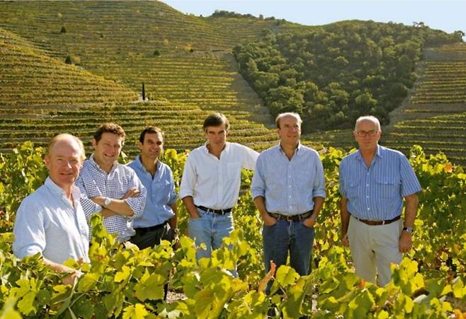 시밍턴 일가의 찰스(왼쪽 세번째)와 피터 시밍턴(오른쪽). 홈페이지