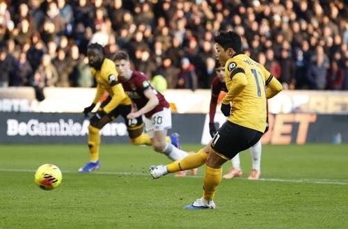 페널티 킥을 오른발로 처리하는 황희찬. 로이터연합뉴스