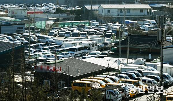 최근 해외 바이어와 직접 거래한 수원 중고차 수출 중개업체들은 자금이 묶여 정상 영업이 사실상 불가능한 상황에 놓이는 등 중고차 수출 산업 위축까지 우려되고 있다. 사진은 5일 서수원 중고차 매매단지. 2026.1.5 /임열수기자 pplys@kyeongin.com
